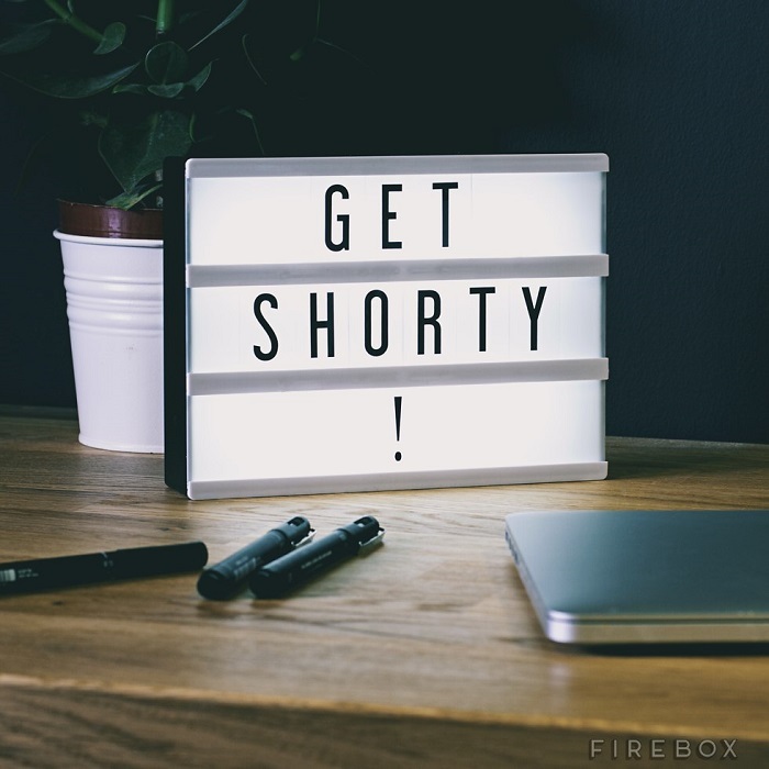 映画好きが、プロジェクターの次に揃えたいのは「卓上ライト」だ