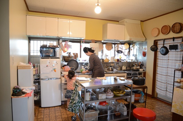 縁側と手づくりアートを楽しむ 家族3人の古民家暮らし 立川 みんなの部屋 Roomie ルーミー