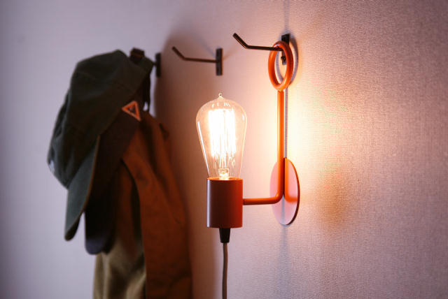 DoogdesignとHIGHTIDEが共同で制作した、本体、コード、電球をコーディネートして、自分好みの照明にすることができる「pit.」はシンプルで上品な見た目なのでどんなインテリアにもフィットする一方で、ビビッドな色を組み合わせればアクセントとプラスする事もできますtop