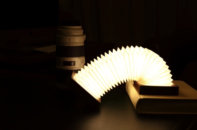 まるで日本の提灯のようなシェイプのランプ「Orilamp」の紹介、カナダ発のこのランプは、近年浸透しつつあるIoTプロダクト。スマホと連携する事で光量のリモート操作などが可能です。クラシックな見た目と最先端のポテンシャルが魅力です。top