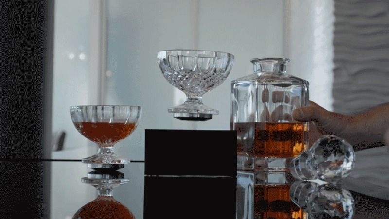 お値段180ドルから 宙に浮く魔法のグラス Levitating Cup Roomie ルーミー