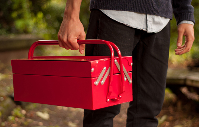 オーソドックスな見た目のツールボックスかと思ったら、なんとBBQグリル。「BBQ Toolbox」片手で運べるサイズなので、ひとりでも気軽にBBQを楽しめるようになります。三段構造で機能的だし、取手がそのまま脚になるので、面倒なセットアップも必要なし。top