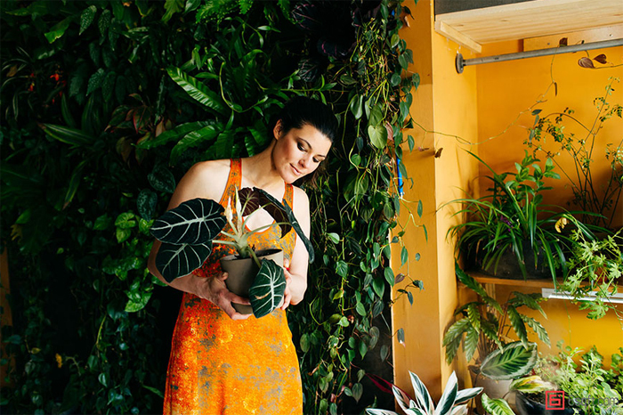 ニューヨーク在住のモデルのSUMMER RAYNE OAKESさんは、観葉植物、多肉植物、ハーブ、野菜など、500もの多種多様な植物と生活しているそうです。そんな彼女の都会で植物と共生する暮らし、覗いてみませんか?top