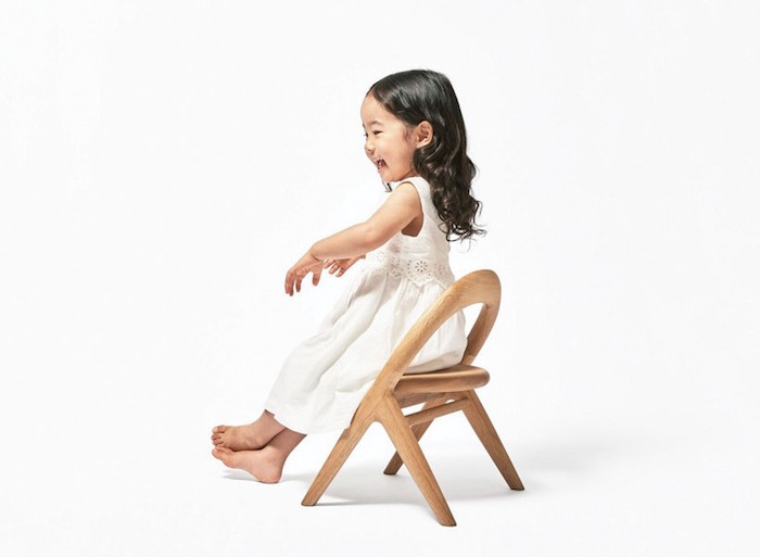 旭川大学大学院・磯田ゼミの「誕生する子どもを迎える喜びを地域の人々で分かち合いたい」という一言から始まった「君の椅子」プロジェクト。デザイナーの小林幹也氏を迎え制作した2016年バージョンは、オーガニックで丸みを帯びた柔らかい仕上がりに。top