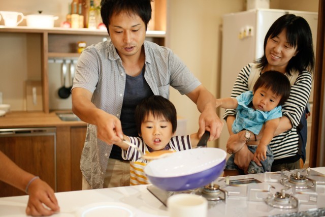 デザインとテクノロジーを軸とした研究開発組織INFOBAHN DESIGN LABO.が進めるプロジェクト「KITchen.」の、最新鋭の調理ナビゲーションシステムを体験してきました。top