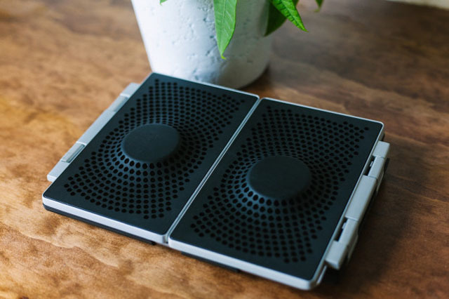 Ipadカバーにもなる 持ち歩けるサラウンドスピーカー Amp Roomie ルーミー