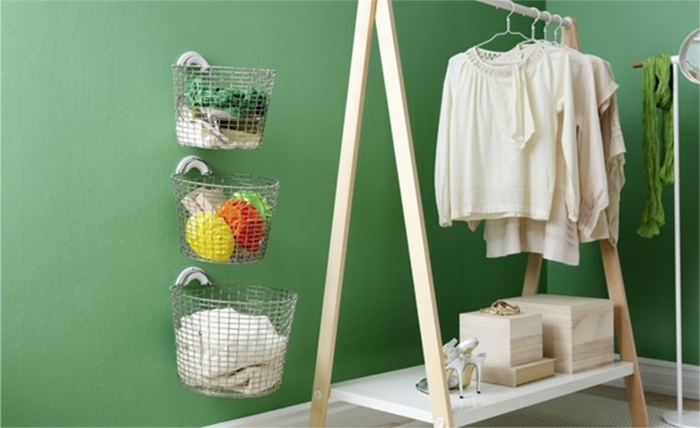 手作りワイヤーバスケットブランドのKORBOによる、バスケット用ハンガー「BASKET HANGER 」の紹介。便利だけど大きくてかさばるバスケットですが、壁にかけることで、スッキリと収納できます。top