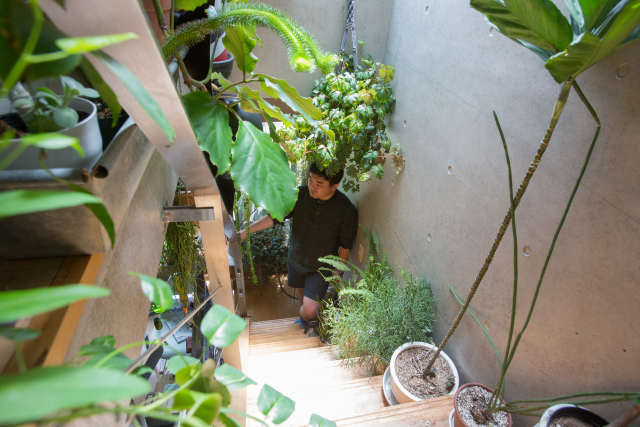 ROOMIEのお宅訪問連載「みんなの部屋」は早くもvol.50。個性的な部屋の中でベストな空間を編集部の独断と偏見で選んでみた。リビングやダイニング、趣味部屋、仕事部屋、DIY、男子部屋、ペット、植物などを取り上げる。5