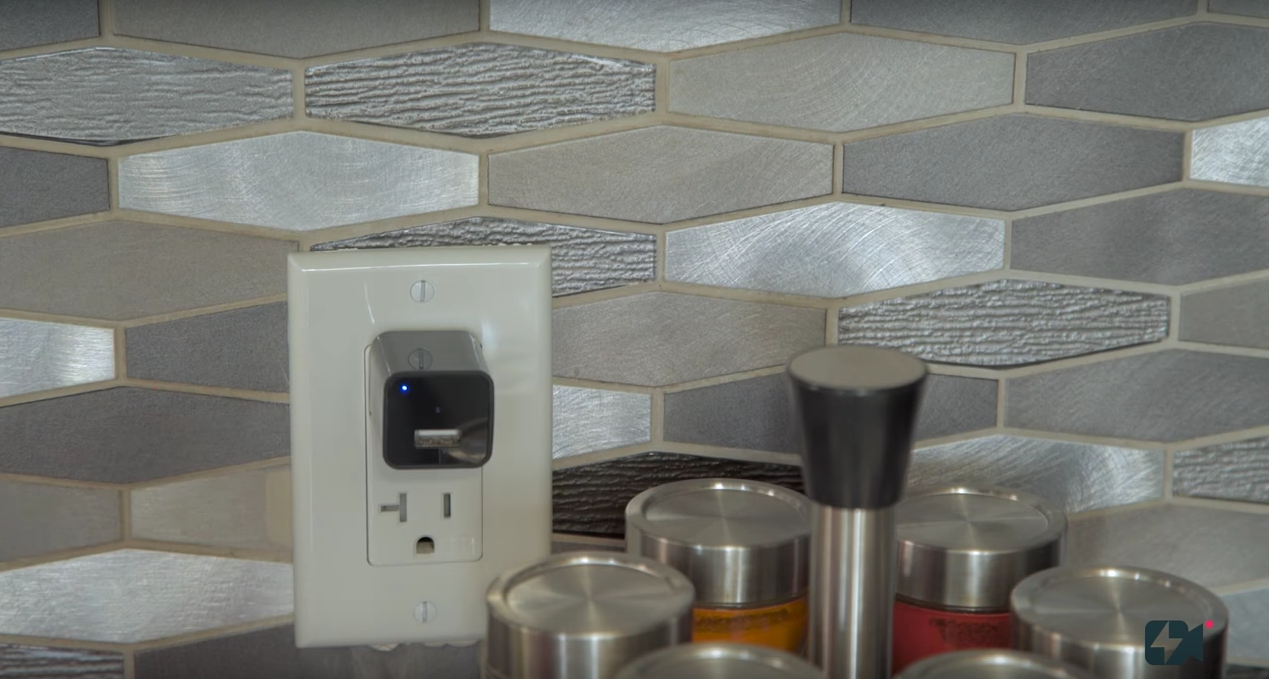 コンセントに差せば録画開始。防犯対策用、USB充電器型の監視カメラ | ROOMIE(ルーミー) コンセントに差せば録画開始。防犯対策用、USB充電器型の監視カメラ | ROOMIE(ルーミー)
