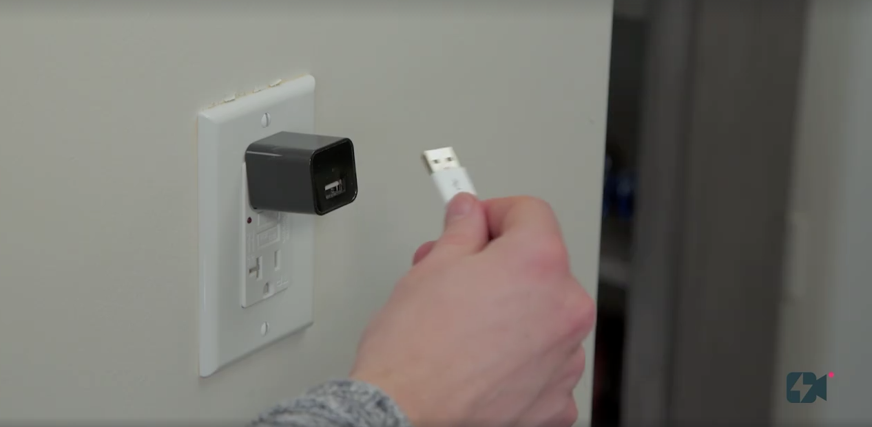 コンセントに差せば録画開始。防犯対策用、USB充電器型の監視カメラ | ROOMIE(ルーミー) コンセントに差せば録画開始。防犯対策用、USB充電器型の監視カメラ | ROOMIE(ルーミー)
