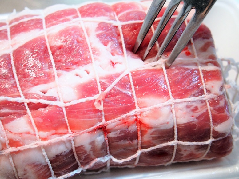 豚肉をタコ糸で巻き、表面をフォークで刺し、塩をすりこみ1時間ほど置く