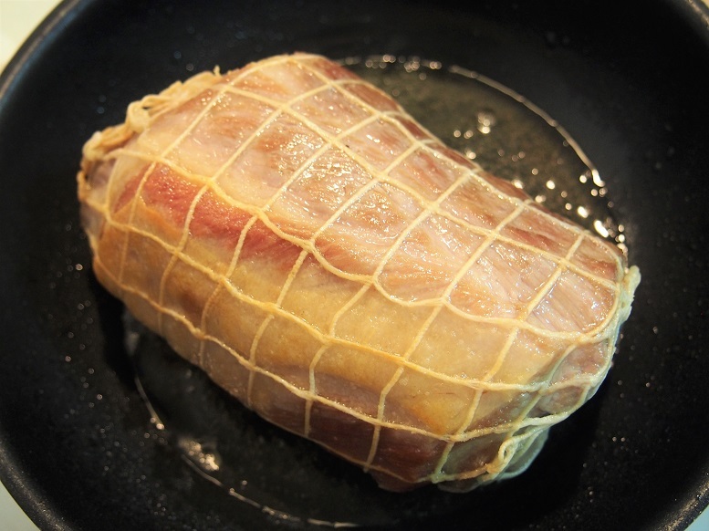 フライパンに米油をひき、豚肉の脂身側から焼き、表面全体に焼き色を付ける