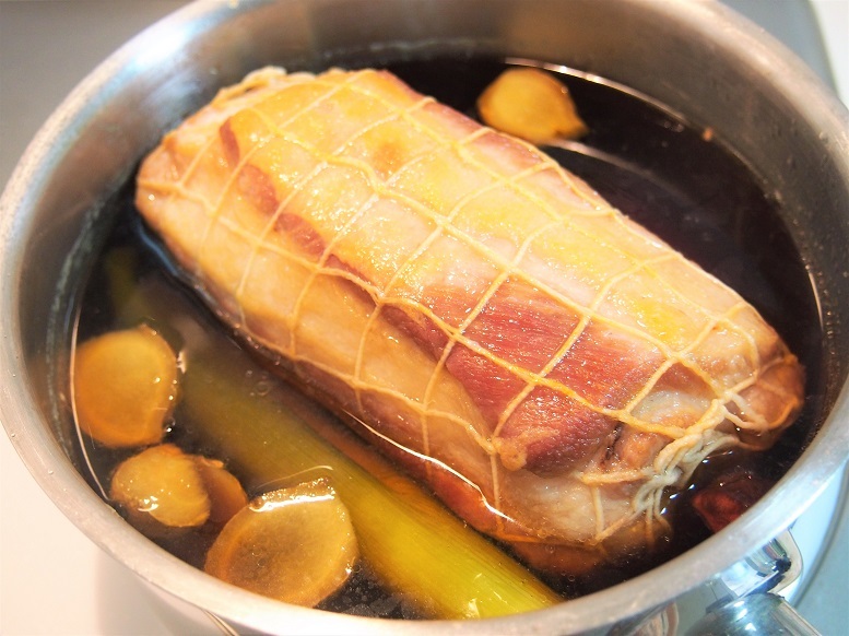 STEP2の鍋にSTEP3の豚肉を入れクッキングシートなどで落し蓋をし、時々返しながら弱火で45分~1時間煮る