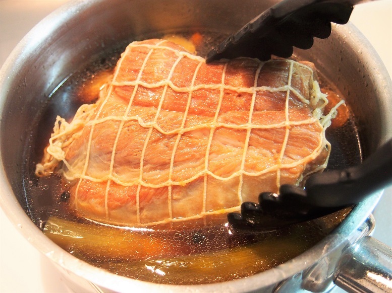 沸騰した煮汁の中に豚肉を入れると、煮汁がしっかり染み込む