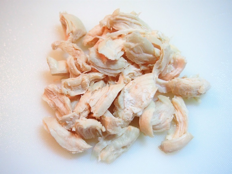 ささみは小鍋にかぶる量の水と酒(分量外:小さじ1)を入れて茹で、食べやすい大きさに手でさく