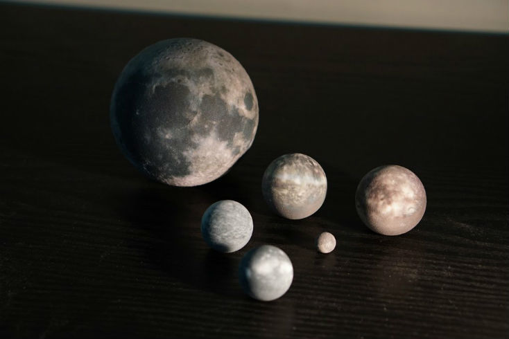 思いっきり縮小された「Tiny」シリーズなら、いつでも宇宙を持ち運びできる