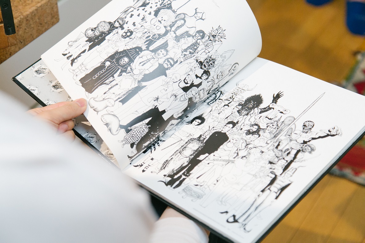 映画を観たり、本やマンガを読んだりしている