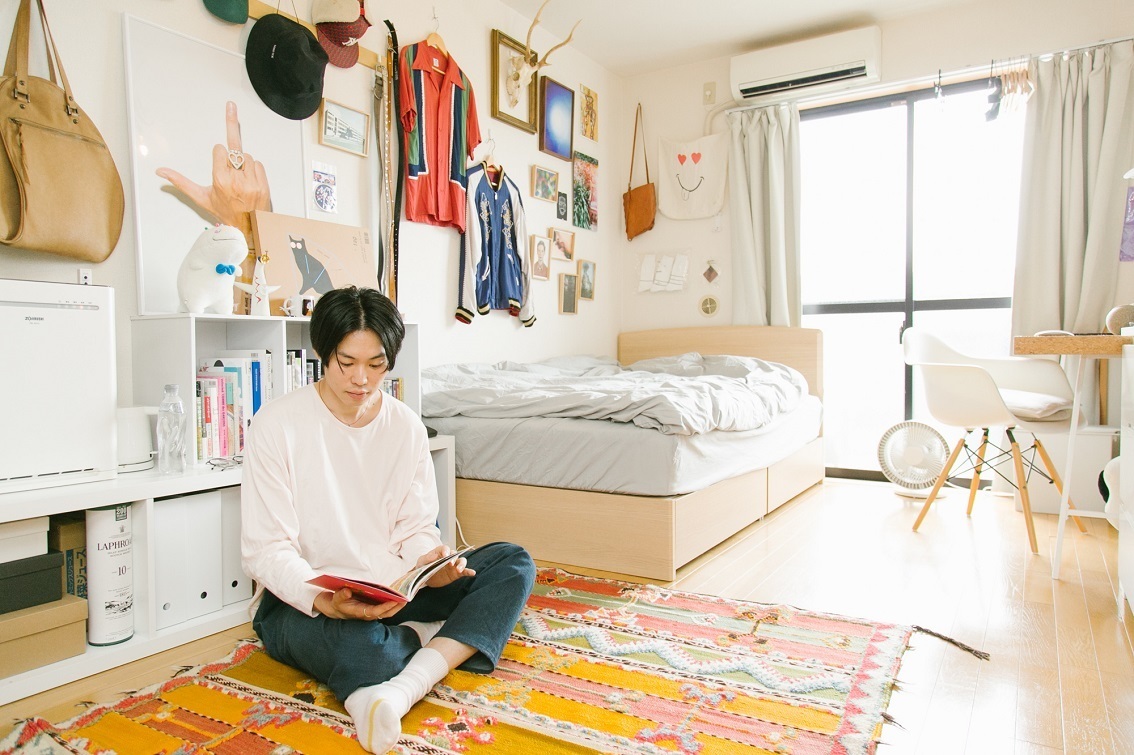 シンプル家具の隙間にコレクションが並ぶ、デザイナーの部屋(世田谷代田)|みんなの部屋