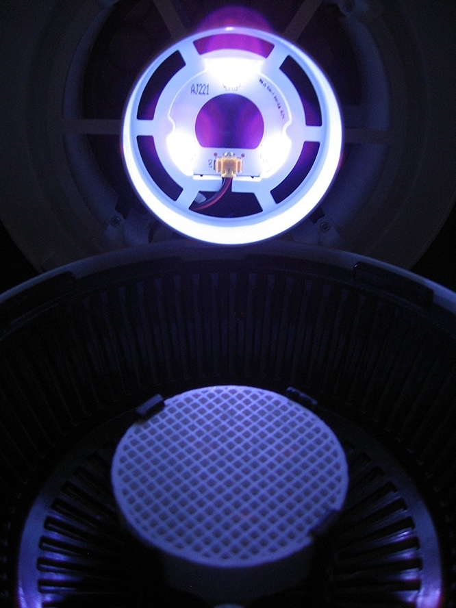 UV蚊取り器MOSピュアは近づいた蚊をファンで吸引し、乾燥させて捕らえることができる
