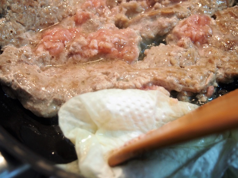 焼き色が付いたら裏返し、余分な脂はキッチンペーパーで拭き取る