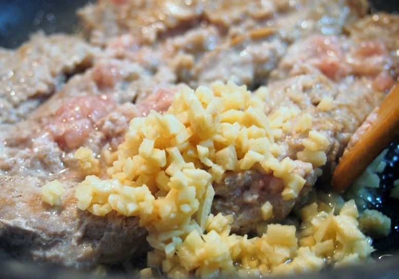 生姜を加え、鶏ひき肉を軽くほぐしながら炒め、酒、みりん、しょうゆを加えて煮詰める