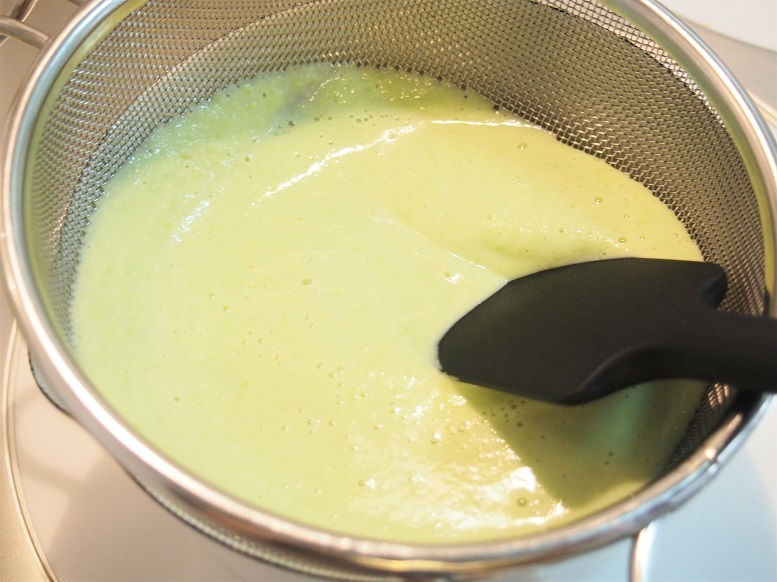 枝豆をこしてスープを作る