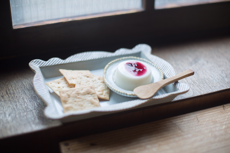 文筆家・甲斐みのりさんが、男の空腹を満たすためだけではない「嗜好品」としての食べものを紹介。第8回は、せのやの、「なにわちょろけん レアチーズクラッカー&ちょろけんぴ」。