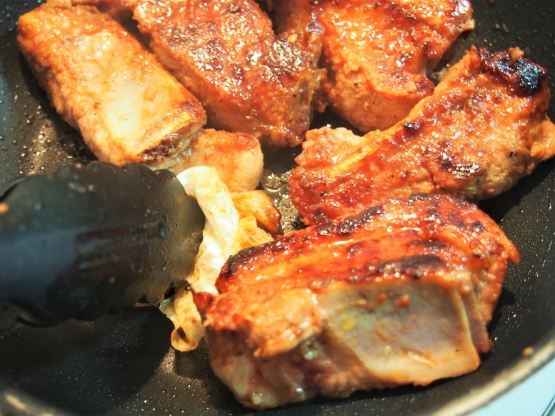 魚焼きグリルで焼く場合は、網にスペアリブを並べて上下強火で、8~10分ほど焼こう