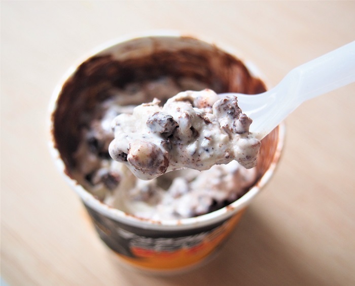 ザクザク食感がほどよく残りつつ、ソフトクリームによって少ししっとりとした食感もあり、最後まで食べ応えがあるマックフルーリー ブラックサンダー