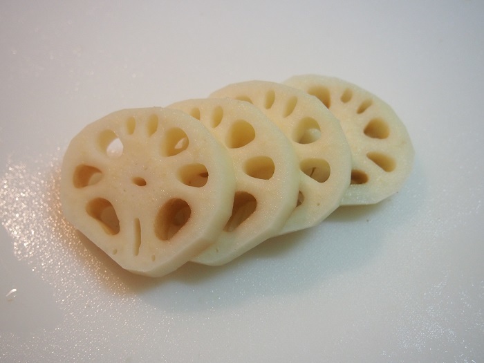 冬瓜はピーラーで皮をむき一口大に切り、れんこんはピーラーで皮をむき1センチ厚に切り酢水にさらす塩おでん