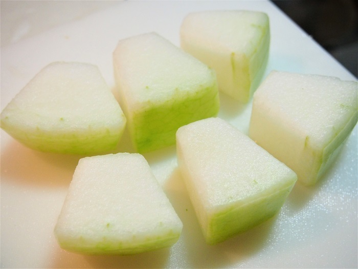 冬瓜はピーラーで皮をむき一口大に切り、れんこんはピーラーで皮をむき1センチ厚に切り酢水にさらす