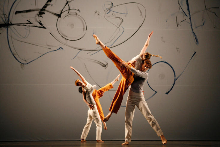 トリシャ・ブラウン・ダンスカンパニー『Anthology: Trisha Brown』『Opal Loop / Cloud Installation #72503』 © Julieta Cervantes