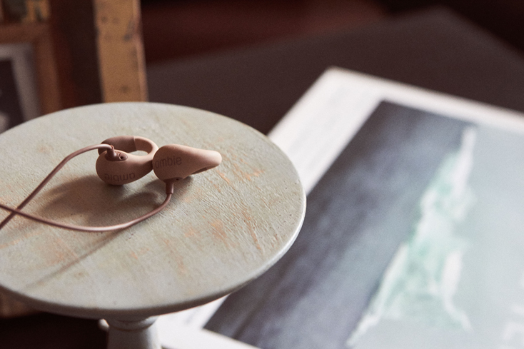 仕事品がら音楽が聴けるambie sound earcuffs