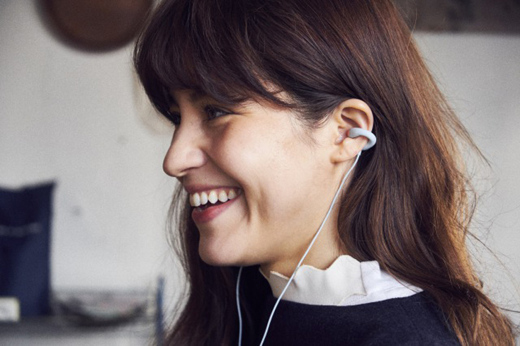 イヤーカフ型のイヤホンambie sound earcuffs