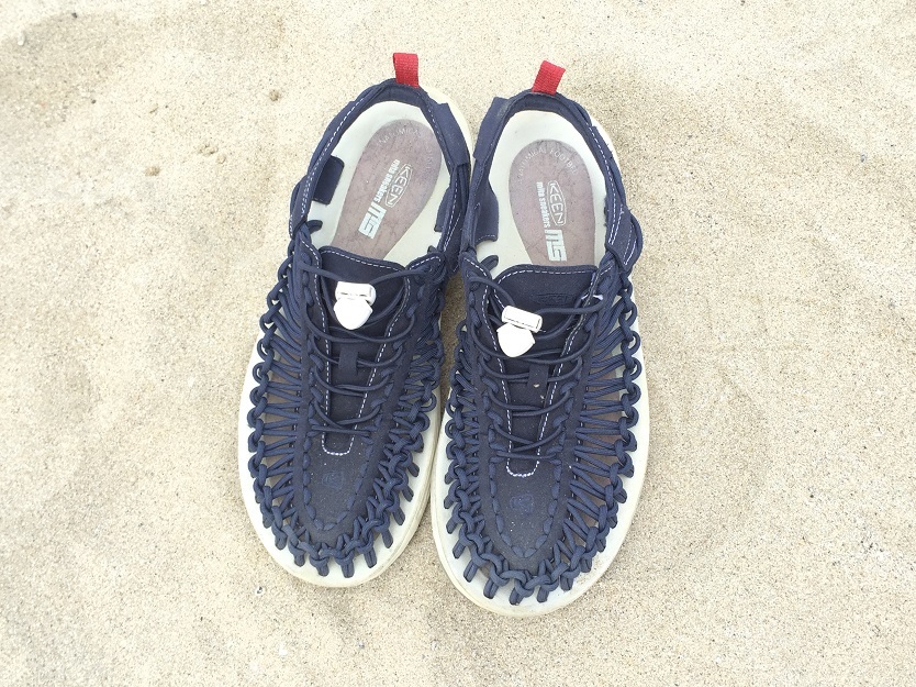 「KEEN」 UNEEK mita sneakers NVY BY 鈴木拓郎太。かたち・重さ的に、ビーチサンダルと、ビルケンシュトックのようなサンダルの中間に位置するようなものを探していたが、ちょうどいいものがあった。「keenとmita sneakersのコラボ」のサンダル。購入時「コラボ」という文言は全く気にせず購入していたが、いま思うとあまり見ないデザイン。内側にコルク柄があるのもいい。