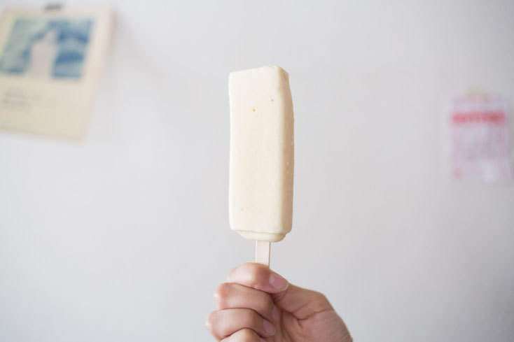 『バナナアイスキャンディー』を食べていると、うっかりキッチンに集まって朝まで飲んだり、雪が降ったときにはみんなで犬のように外に飛び出したり、その時のグルーヴ、みたいなもののかけらが現れたような気がして、掴もうとするのだけど消えてしまう。