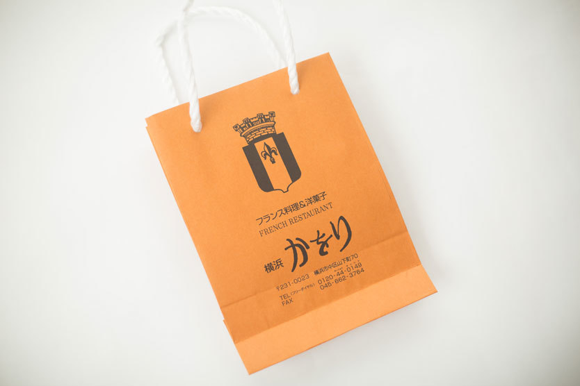 口に入れたときのハイな気分、収集欲をかき立てるパッケージ、なんだったらメッセージ性。連載「スナック・タイム」では、文筆家・甲斐みのりさんが、男の空腹を満たすためだけではない「嗜好品」としての食べものを紹介。第12回は、『横浜かをり』の「ヴィーナスの誕生」&「かをりサブレ」。ゆず・ピーチ・ブルーキュラソー・オレンジ・ペパーミント・アップル・紫いも・グレープ、8種類のゼリーを小箱に詰めた「ヴィーナスの誕生」と、舵型・船形・かをりマークをかたどった3種類の「かをりサブレ」。古風で誠実な姿と味は、クラシックなお酒にもよく似合う。ハイボール好きが集って杯をかたむけるとき、さりげなく出してみると、たちまちテーブルの上がしっくり落ち着く昭和の色に変わった。