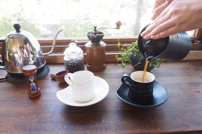 急須のようにコーヒーを注ぐ。紙フィルターを使わない「マイカフェポット」