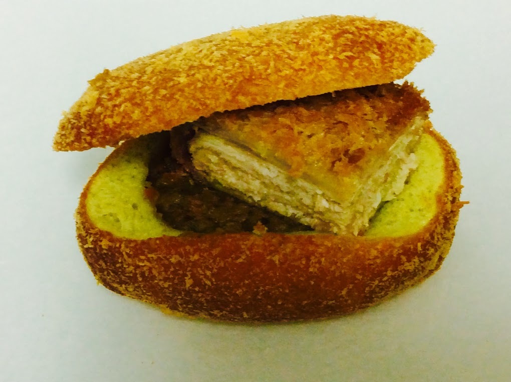 東京カレーパン本舗「キムカツカレーパン(辛口)」