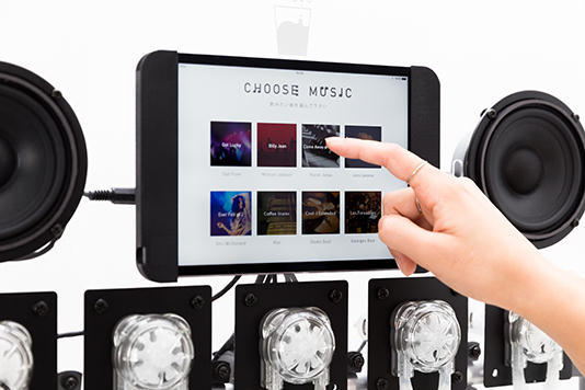 広告チームによる音楽を分析して味覚化する装SQUEEZE MUSIC