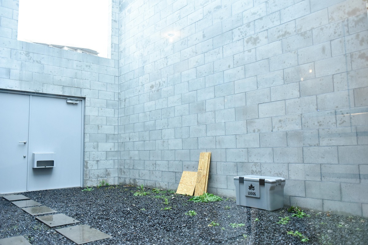 エントランスにbbqできる中庭が広がる デザイナー夫婦の居住空間 明大前 みんなの部屋 Roomie ルーミー