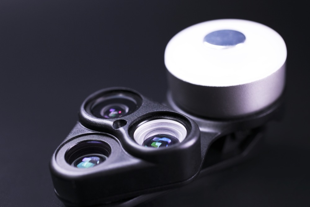 夜が弱点のスマホカメラは「着脱式LED」で明るく。スマホレンズ「RevolCam」がキャンペーンを開始