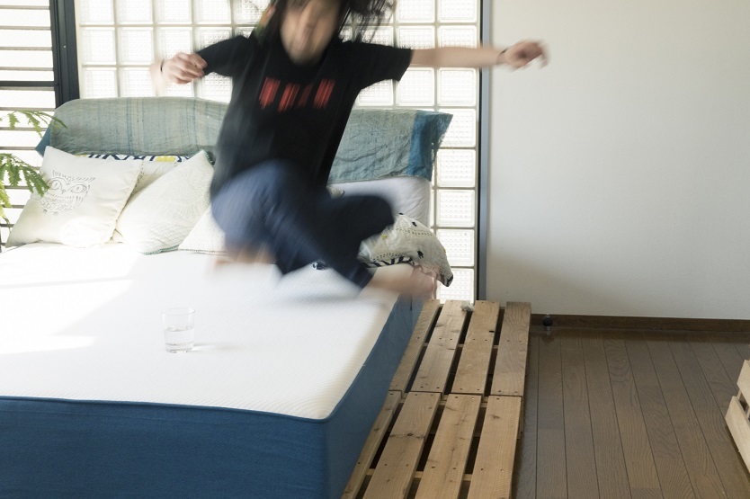 コアラ マットレスなら隣のひとを起こさない カップルも子育て世代もうれしいよ Roomie ルーミー