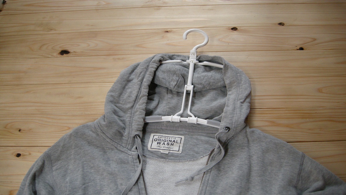 さらにフードつきの洋服を乾きやすくするための工夫が