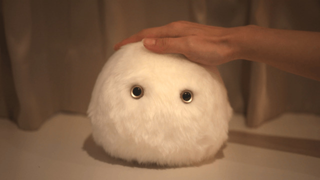 モフかわいい 毛むくじゃらのこいつが 枕元で寝かしつけてくれるって Roomie ルーミー