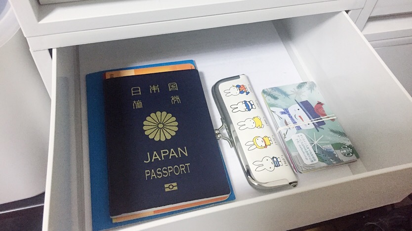無印良品のポリプロピレンケース ホワイトグレーに小物を収納したイメージ