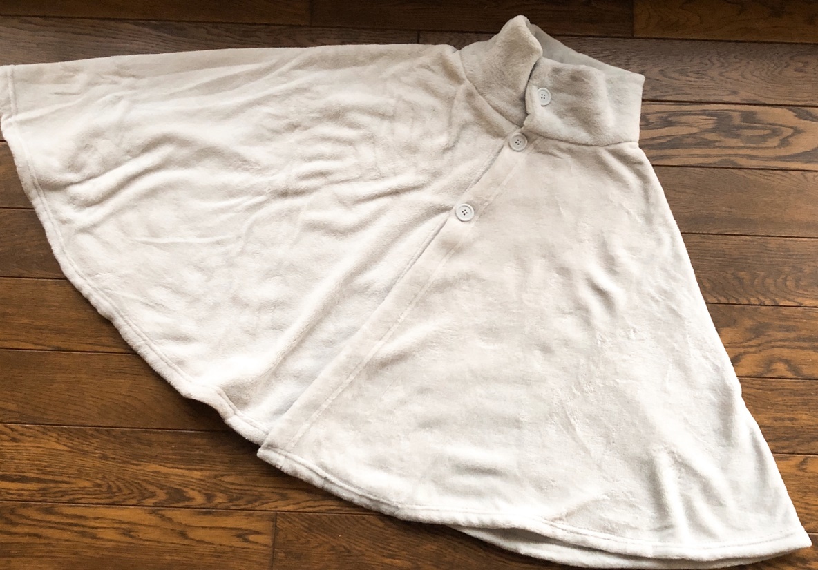 ニトリのポンチョは サッと羽織れてあったか い 脱ぎ着が簡単で軽いから お出かけのお供に手放せない Kids Roomie Roomie ルーミー