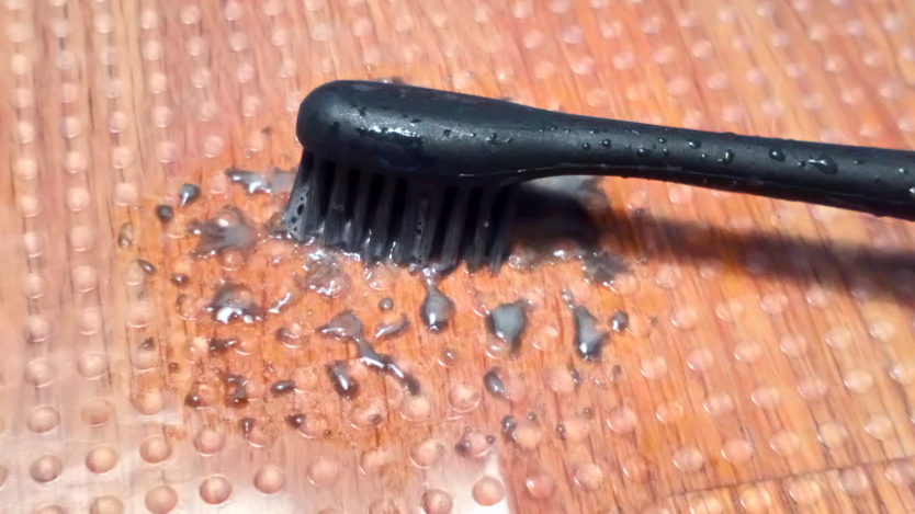 炭の黒さで歯を白く アメリカから届いたハミガキセットで毎日スッキリだね マイ定番スタイル Roomie ルーミー