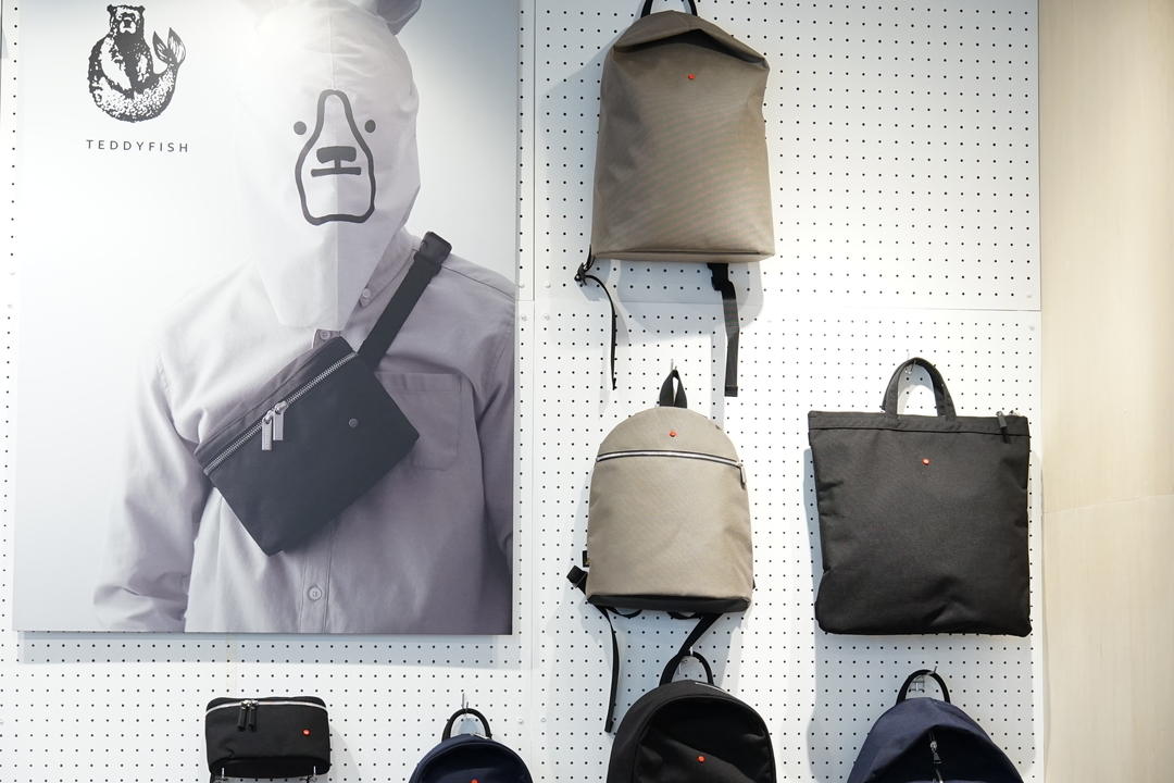 Teddyfish のバックパックは鍵付きファスナーがポイント 工夫が詰め込まれた大人のプロダクト Roomie ルーミー