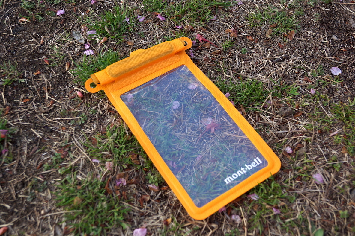 モンベルのドライポーチで スマホを雨から完全ガード そのまま写真も撮れるから便利だな マイ定番スタイル Roomie ルーミー